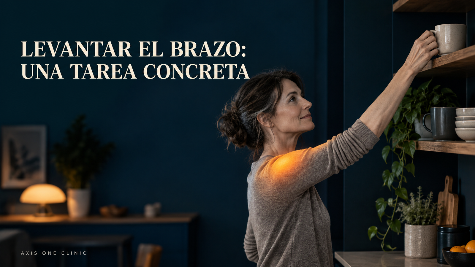 Persona alcanzando una taza con el brazo elevado