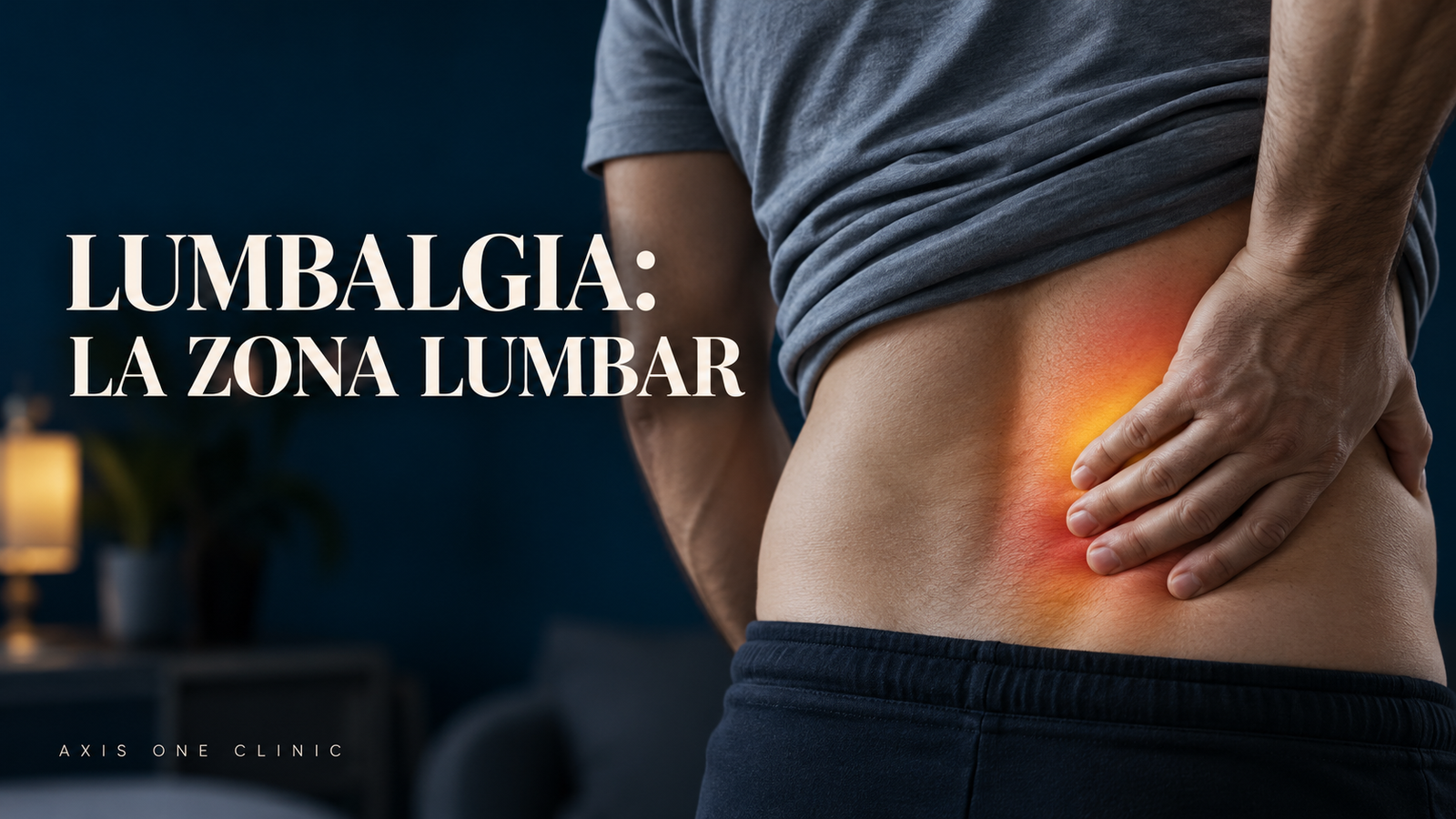 Persona señalando la zona lumbar de la espalda