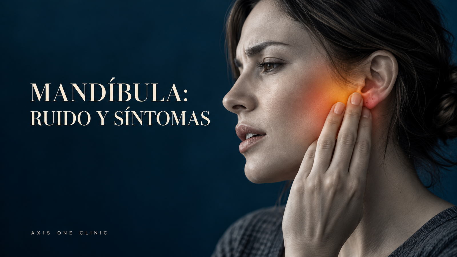 Persona señalando la articulación de la mandíbula junto al oído