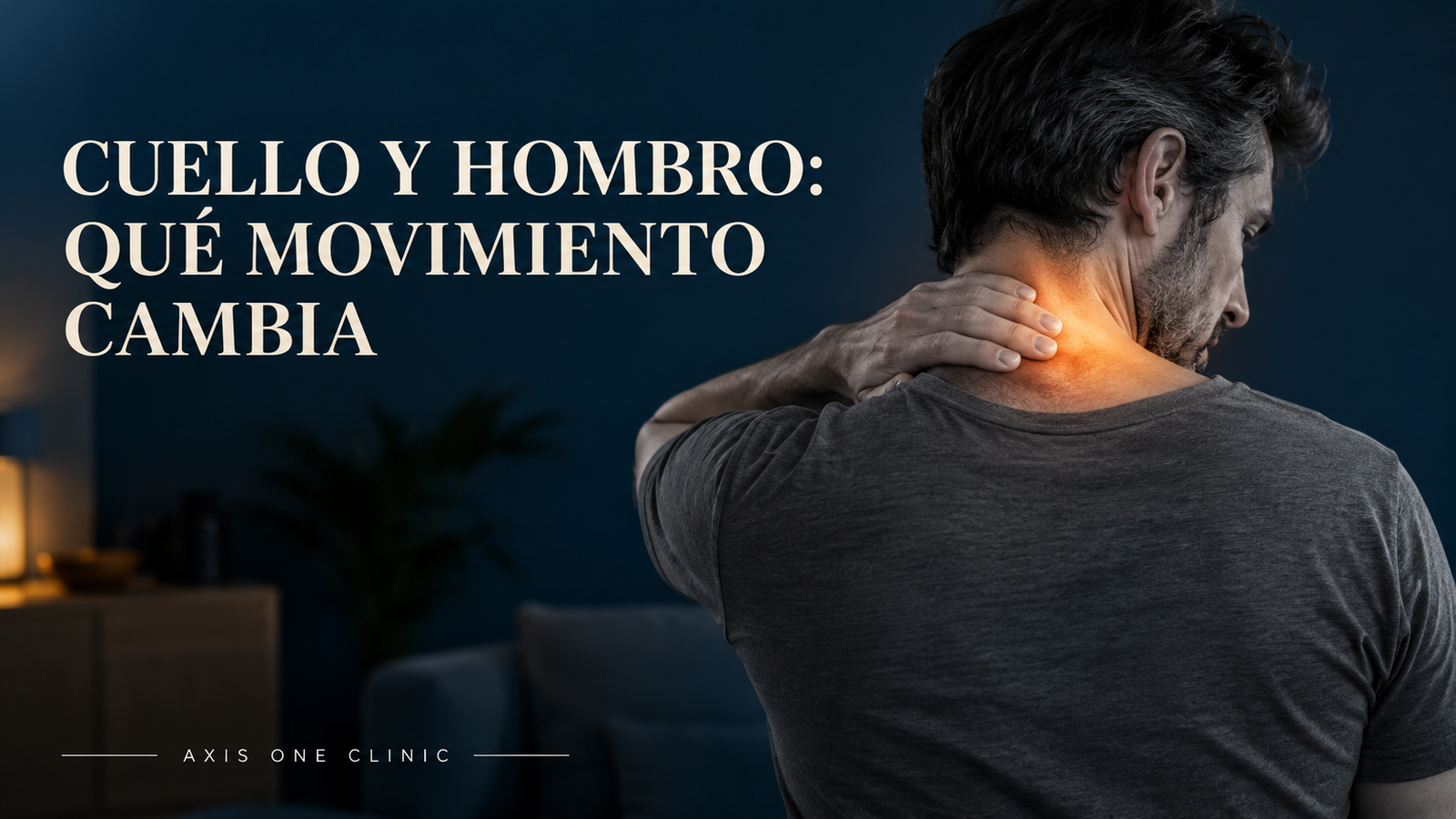 Persona señalando la zona entre el cuello y el hombro durante un movimiento suave