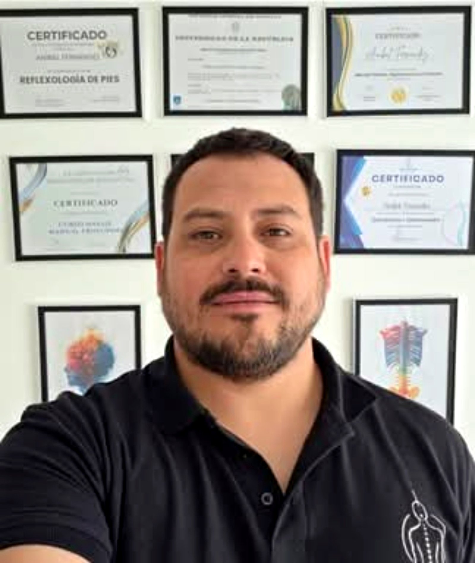 Aníbal Fernández de frente, con polo negro de Axis One Clinic